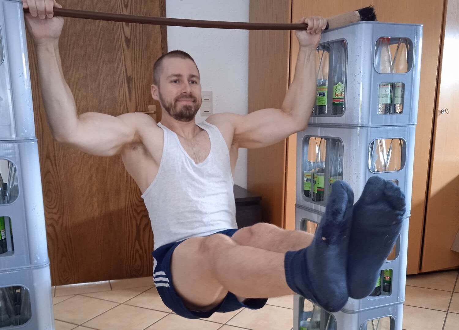 Klimmzüge mit einem Besenstil am Wasserkasten-Turm (April 2021)