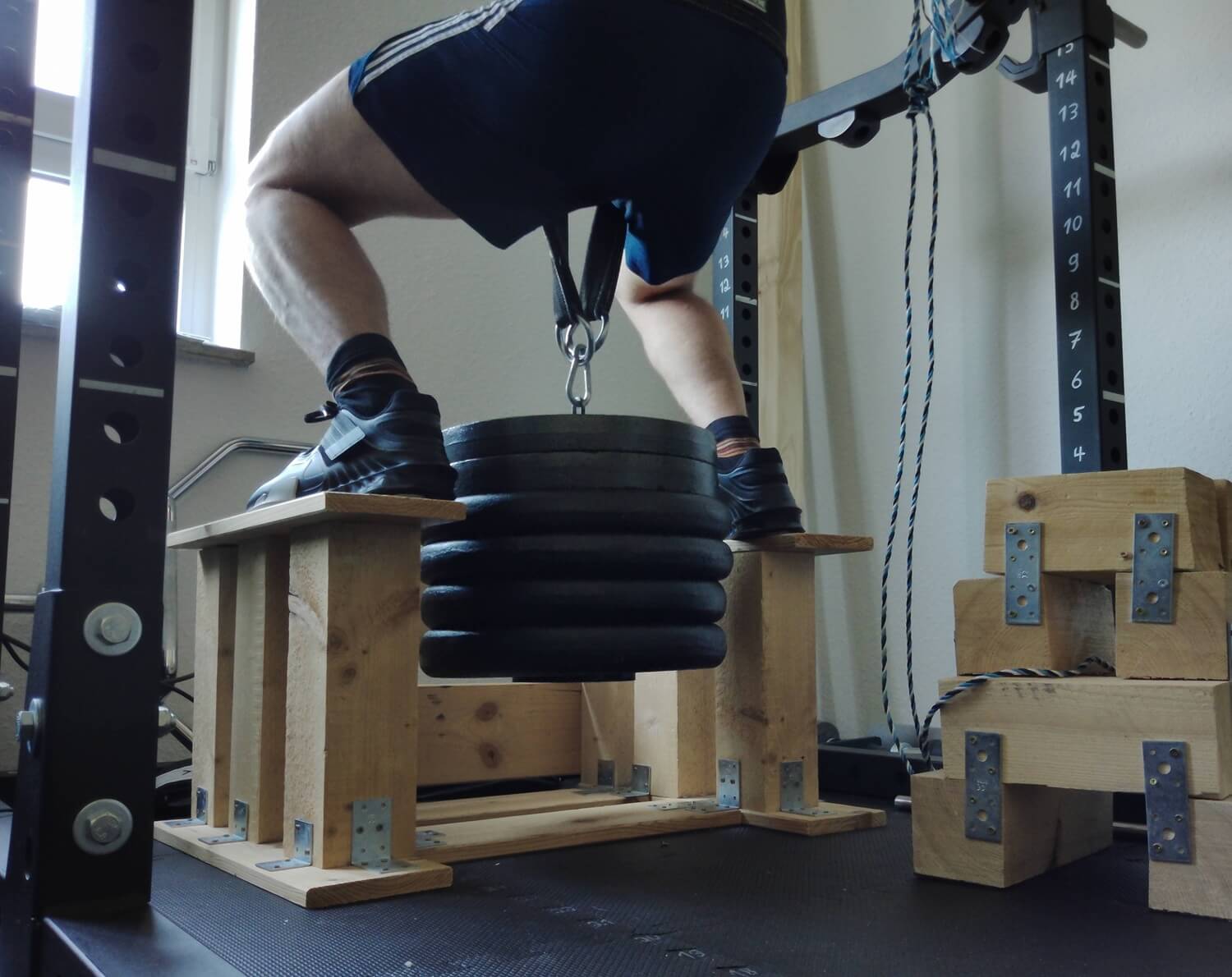 Selbst gebaute Belt Squat Plattform.