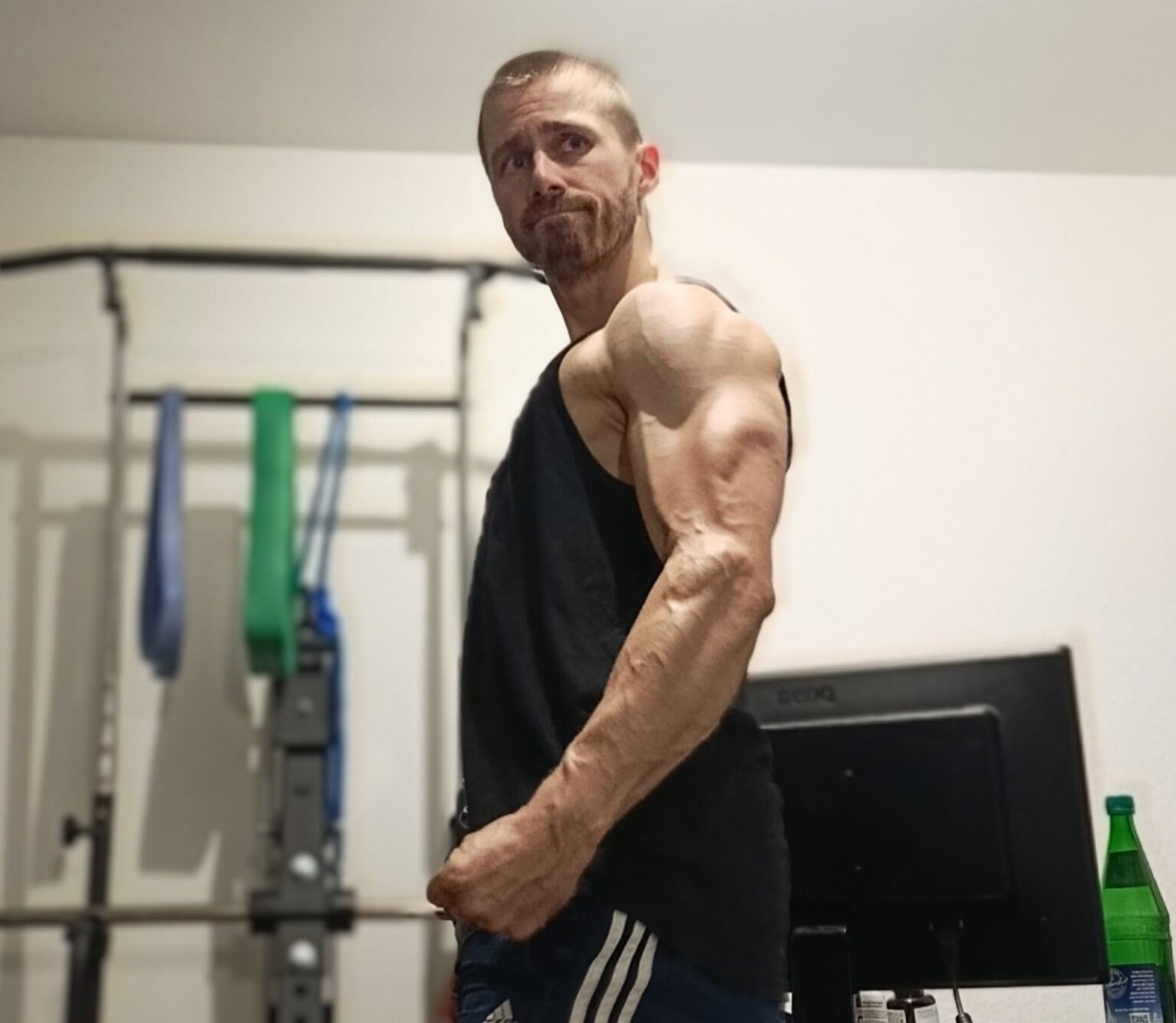 Angespannter Trizeps auf Bild von Muskelaufbau-Online-Coach Christopher Le von VaterFit Coaching (Foto aus dem August 2026).