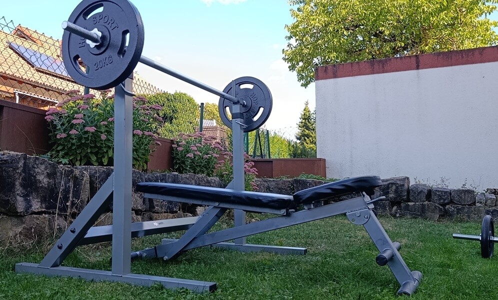 Eine Hantelbank für das Personal Training in meinem Garten in Bad Friedrichshall.