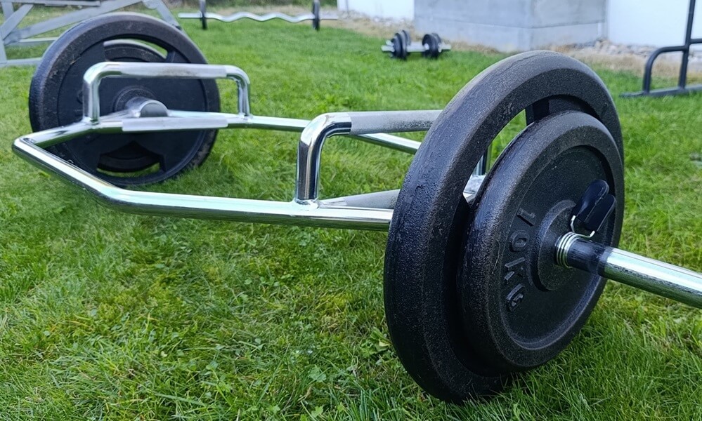 Eine beladene Hexbar für das Krafttraining im VaterFit-Trainingsgarten.