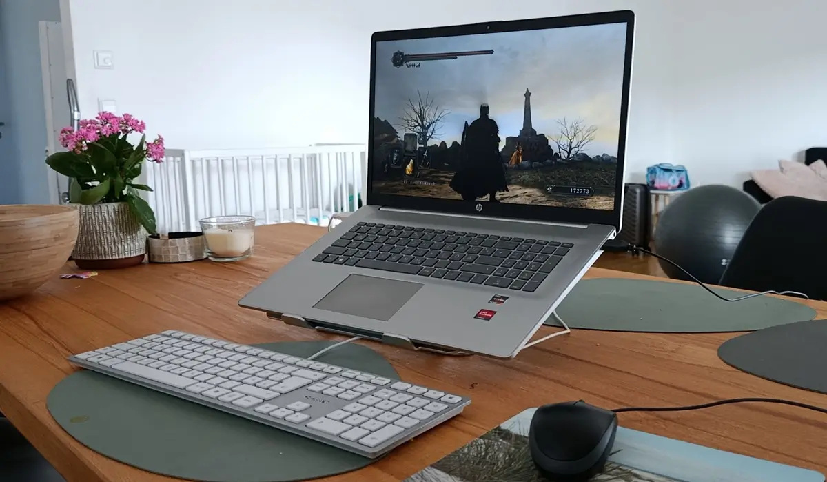 Ein Computerspiel auf dem Laptop eines Vater als Beispiel für eine zeitraubende Tätigkeit, die dem Training entgegenstehen könnte.