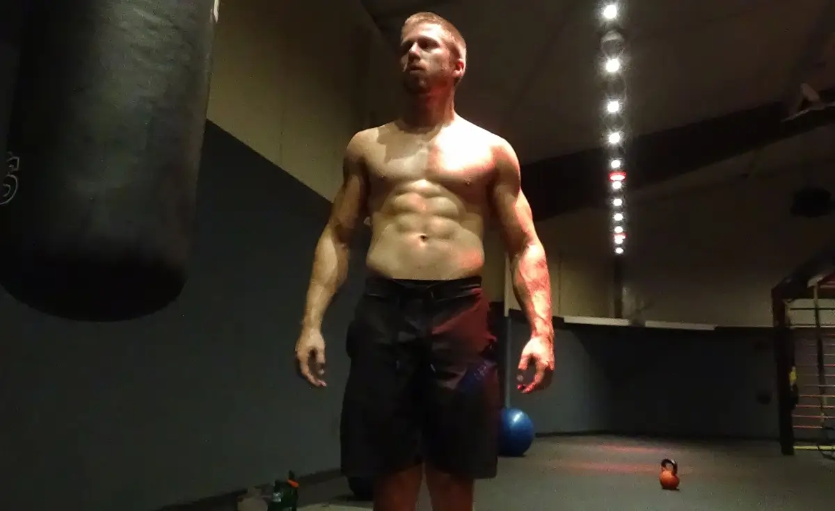 Oberkörperfrei mit einem gut definiertem Sixpack im Fitnessstudio im August 2017.