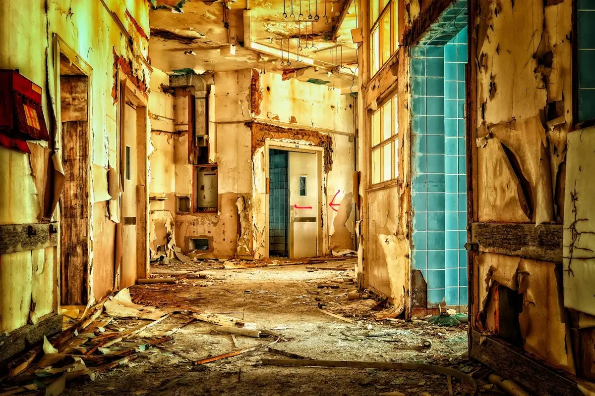 Eine verfallene Ruine eines verlassenen Gebäude als humorvolle Darstellung eines vernachlässigten Haushalts.